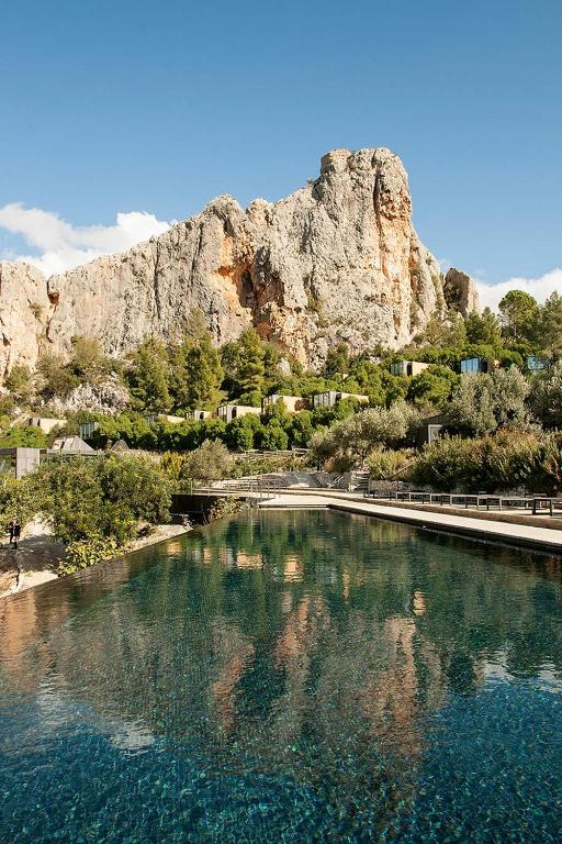 piscine extérieure avec vue panoramique sur la nature à l'hôtel proche de Valence
