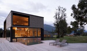 piscine extérieure du spa de l'hôtel Futangue entouré des montagnes du parc Futangue au Chili