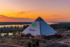 la pyramide de Memphis au bord du Mississippi dans le Tennessee aux Etats-unis