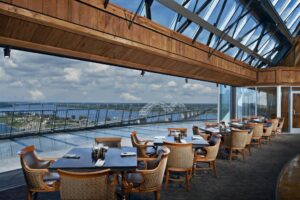 Restaurant eh haut de la pyramide avec vue sur la ville de Memphis
