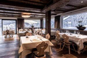Restaurant dans un chalet traditionnel de montagne dans le val Gardena