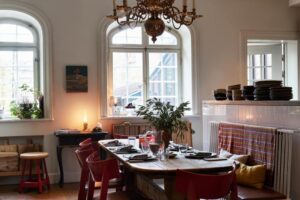 Salle à manger du restaurant de l'hôtel où l'on dîne comme à la maison