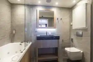 salle de bain avec bain à bulles dans un appartement en location vacances à Val Cenis