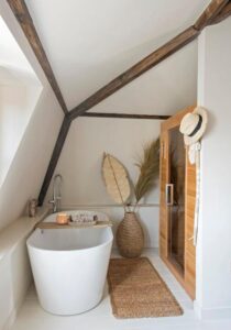 salle de bain d'une suite en location avec baignoire ilot et sauna infrarouge