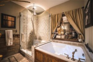 salle de bain rustique à l'hôtel Big Cypress Lodge à Memphis