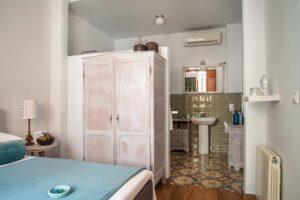 chambre double avec salle de douche ouverte sur la chambre
