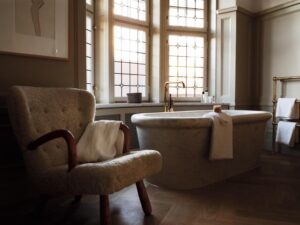 magnifique baignoire imposante en marbre à l'hôtel Ett Hem à Stockholm
