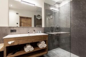 salle de douche d'une chambre à l'hôtel Niblea en Italie