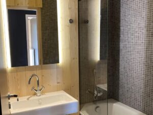 Salle de bain dans un appartement dans une résidence de tourisme en station de ski des pyrénées