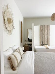 Suite cosy avec baignoire dans la chambre à la location vacances La maison atmosphérique en Zélande