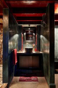 salle de bain avec sur la gauche une douche en marbre à la Maison Fred Luxury Suites à Brugge