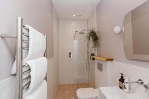 Salle de douche douillette dans une chambre d'hôtes au bord de mer