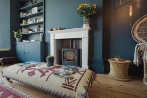 salon cosy avec son poêle à bois et la décoration typiquement anglaise