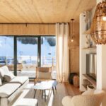 Salon cosy et chaleureux avec vue dégagée sur le front de neige de la Serra aux Rousses
