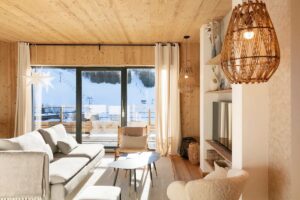 Salon cosy et chaleureux avec vue dégagée sur le front de neige de la Serra aux Rousses