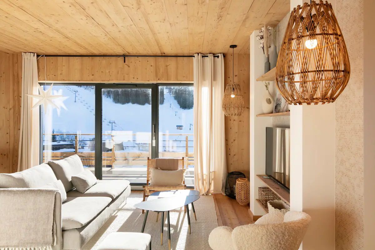 Salon cosy et chaleureux avec vue dégagée sur le front de neige de la Serra aux Rousses