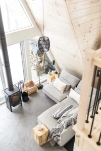 salon confortable et cosy avec son petit poêle à bois tout mignon