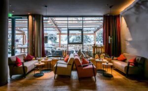 salon du bar de avec en arrière plan la terrasse couverte à l'hôtel Werdenfelserei