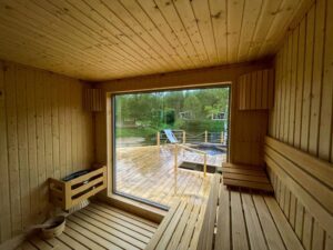 sauna panoramique avec vue sur le jacuzzi dans un gîte type village vacances en Pologne