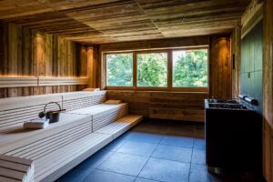 grand sauna à l'espace bien-être de l'hôtel en bavière