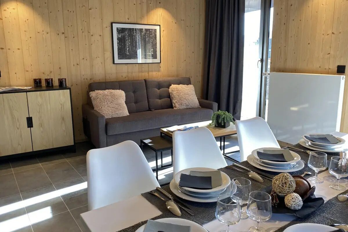 séjour cosy avec cuisine ouverte dans un appartement en location vacances sur la station de Piau Engaly