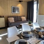 séjour cosy avec cuisine ouverte dans un appartement en location vacances sur la station de Piau Engaly