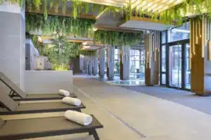 vue du spa avec plafond végétal à l'espace Bien-être de la résidence 5* les Balcons Platinium à Val Cenis