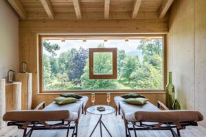 salon de repos avec vue panoramique à l'espace bien-être de l'hôtel Werdenfelserei en Bavière