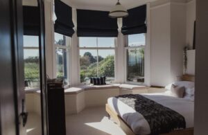 chambre d'hôtes de charme au The Sandy Duck avec sa bow window et sa vue mer