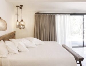 chambre d'une suite du Domaine des Oliviers de Palombaggia