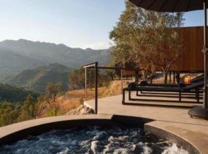 hôtel bien-être avec cette villa avec jacuzzi privé sur sa terrasse et une vue panoramique sur les montagnes de la communauté valencienne