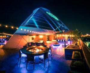 terrasse de l'hôtel avec brasero où l'on peut griller des chamallows pendant l'hiver