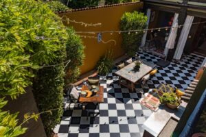 vue en hauteur de la terrasse où sont servis les petits déjeuners