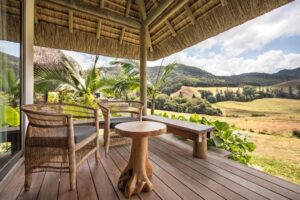 terrasse privée couverte et tout en bois avec vue sur la nature