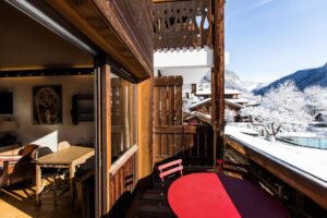 chambre type suite avec coin repas et terrasse et vue sur les montagnes du domaine skiable de Morzine