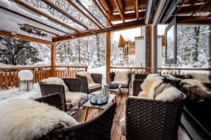 terrasse cosy couverte pour prendre un verre après une journée dans la montagne à Garmisch-Partenkirchen