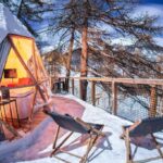 terrasse enneigée d'un igloo hôtel avec vue sur la montagne