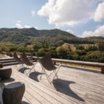 Terrasse du Ferney Nature Lodge au cœur de la nature d'où on peut observer les animaux
