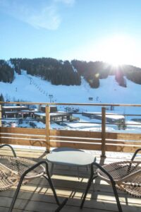 terrasse et vue dégagée dans la location vacances la Villa Serra Nova dans le Jura