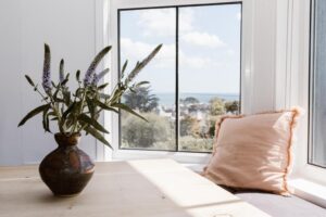 zoom sur la vue mer depuis une chambre d'hôtes au The Sandy Duck en Cornouailles