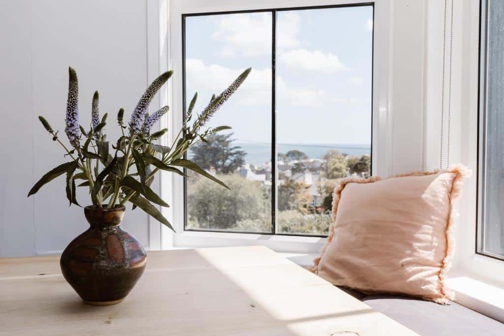 zoom sur la vue mer depuis une chambre d'hôtes au The Sandy Duck en Cornouailles