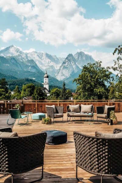 toit terrasse de l'hôtel Werdenfelserei avec vue sur les montagnes de Bavières