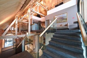 magnifique architecture intérieure du bâtiment rénové avec les poutres apparentes sous la toiture