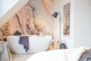 baignoire dans la chambre parentale de la location vacances