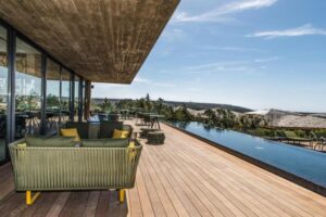 terrasse du bar au bord de la piscine à débordement avec vue panoramique sur le maquis Corse