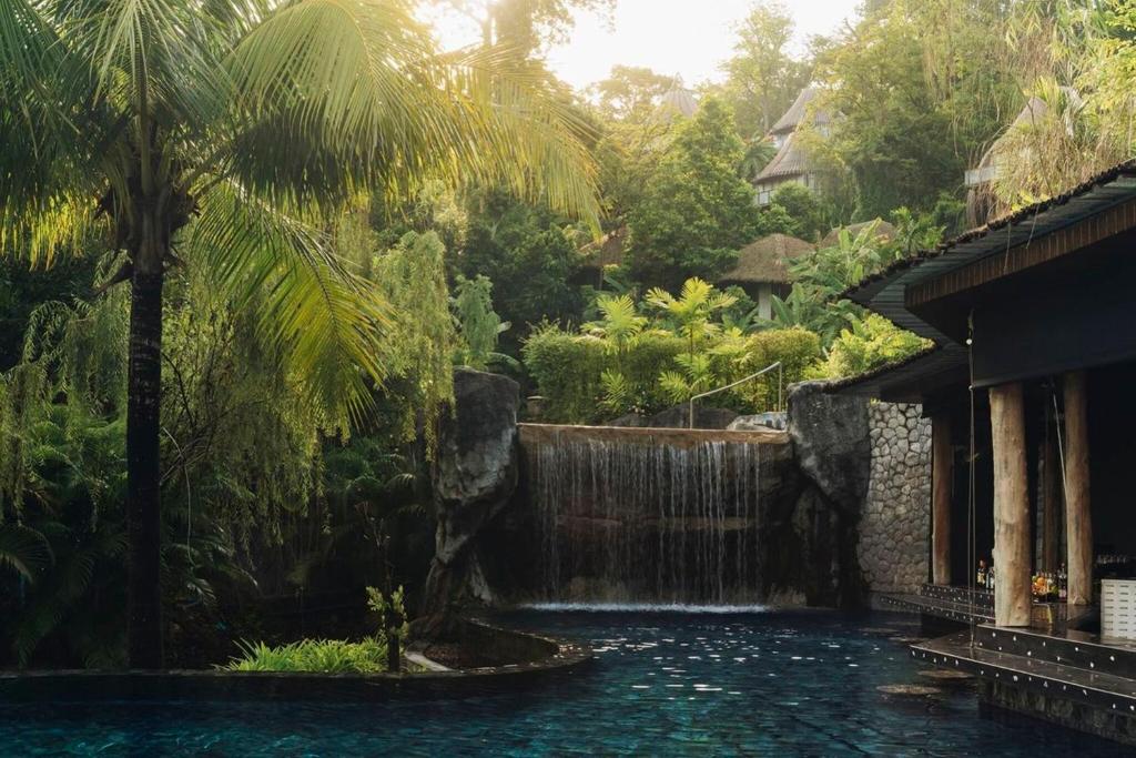 magnifique piscine avec cascade complètement intégrée à la nature de l'île de Phuket