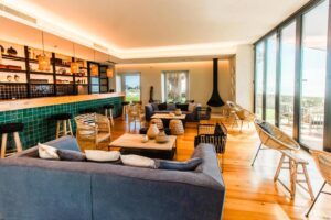 bar et salon de l'hôtel avec une cheminée et une vue mer
