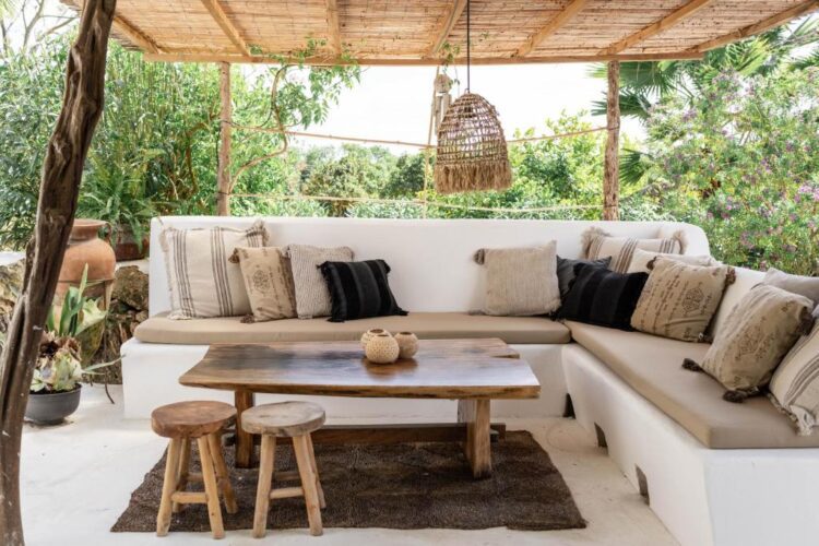 Patio couvert avec coin salon dans une des suite de l'hôtel Can Sastre à Ibiza