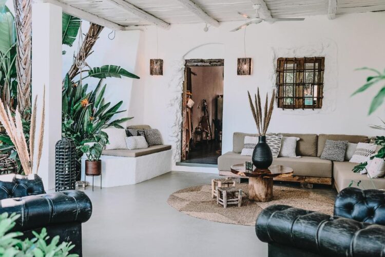 grande terrasse ombragée avec son salon de jardin dans une suite de l'agriturismo Can Sastre à Ibiza