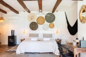 chambre à la décoration bohème chic dans une ancienne ferme espagnole de l'île d'Ibiza